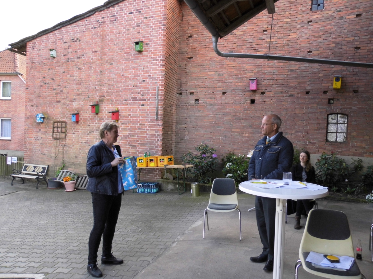 Frau Sabine Kassebaum bedankt sich beim Herrn Volker Hofmeister