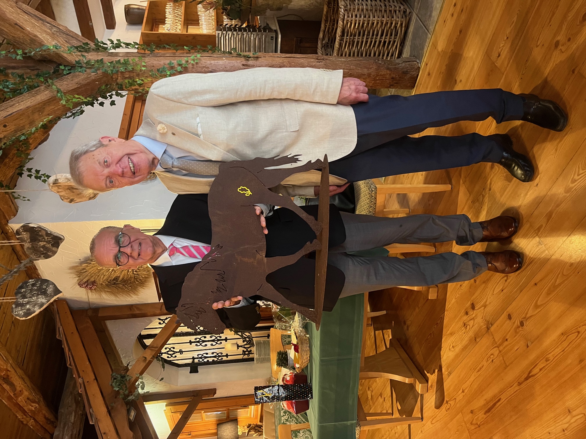 90. Geburtstag von Dieter Grober bei der Geschenkübergabe von Joachim Völksen