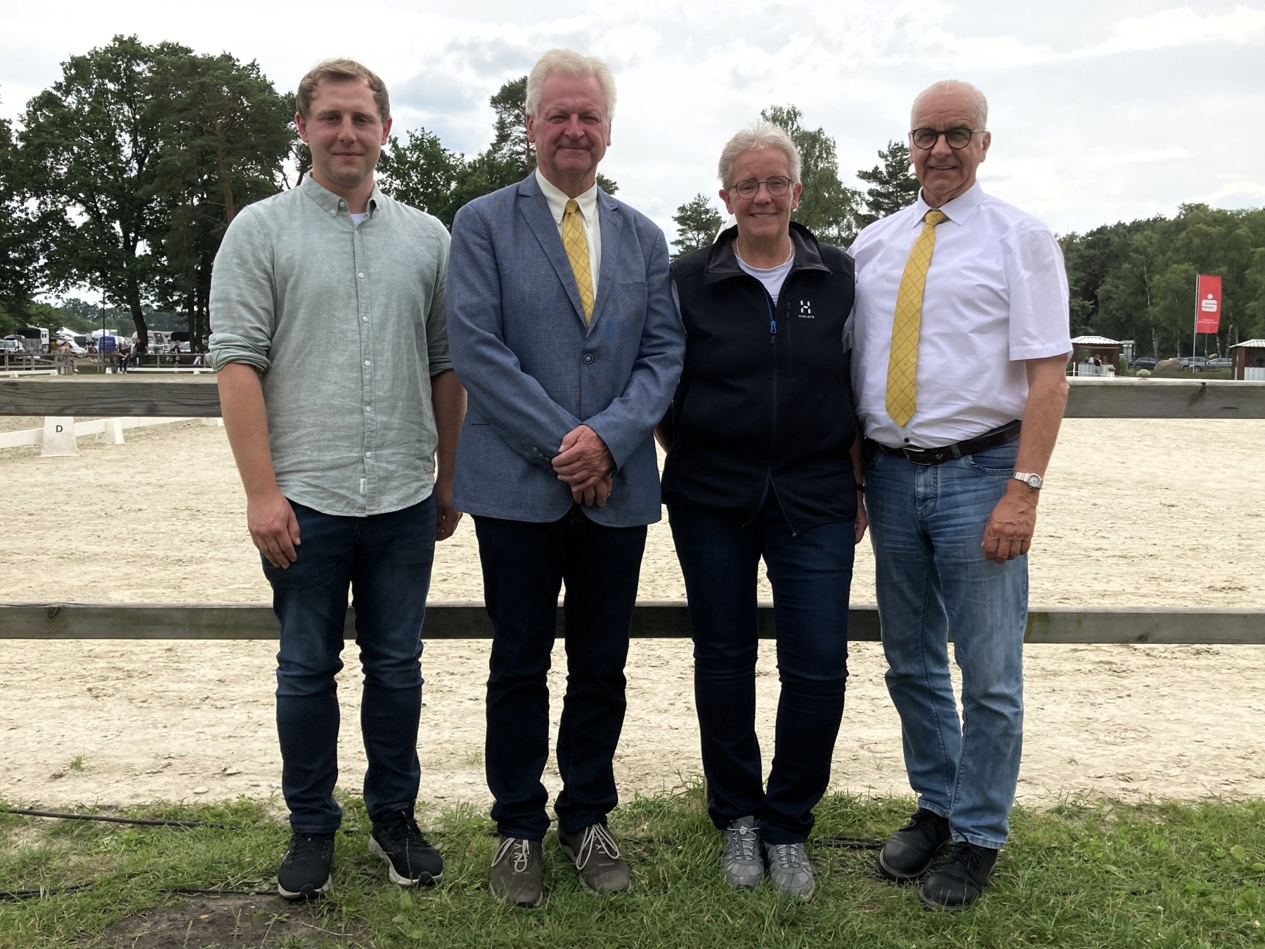 Bild Vorstandkl Der wiedergewählte Vorstand des Pony Fördervereins v.l.n.r Geschäftsführer Dr. FGrober 1Vorsitzender JGlienke 2Vorsitzende E Putensen 2Vorsitzender JVölksen